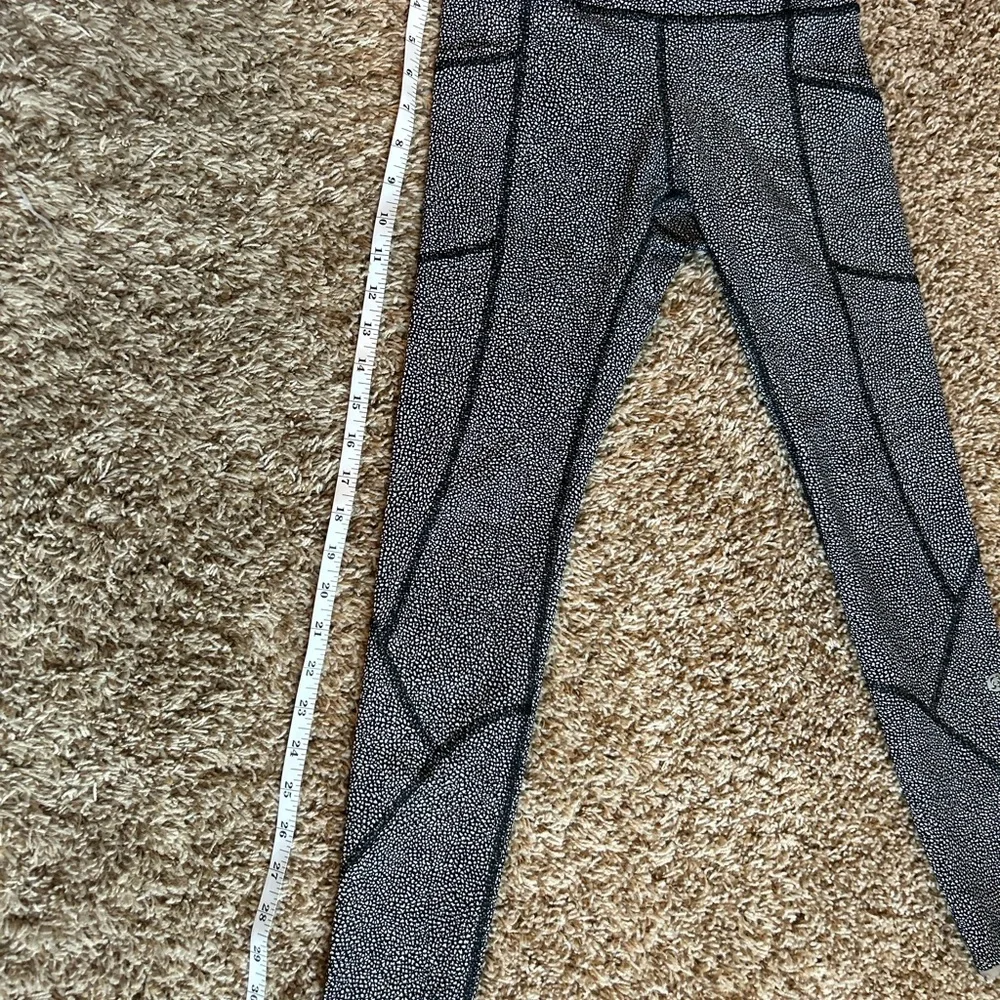 Lululemon Tight Stuff Tight II 25” Reflective Scallop Alpine White/Black Sz 4 - Picture 13 of 15